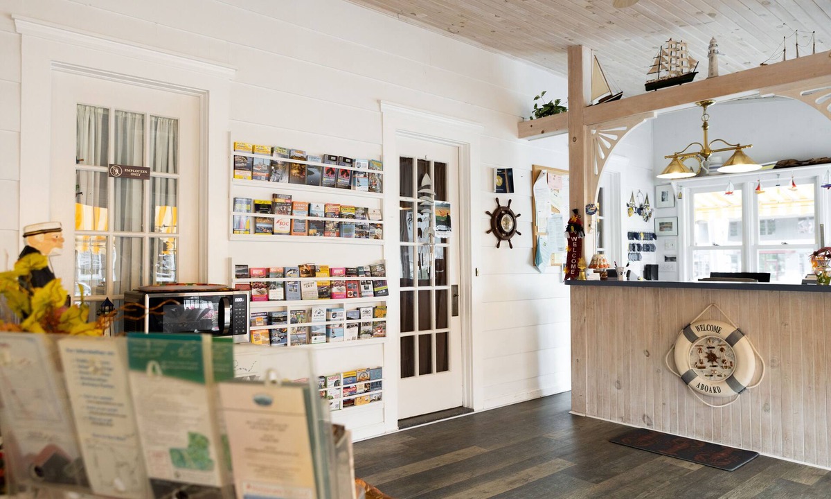Lake George Hotel | Admiral Motel