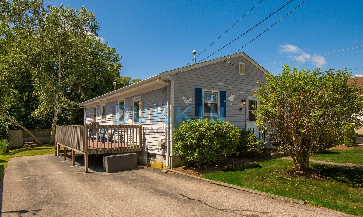 Narragansett House | Adorable Cottage, Close to Beach, Spacious Deck