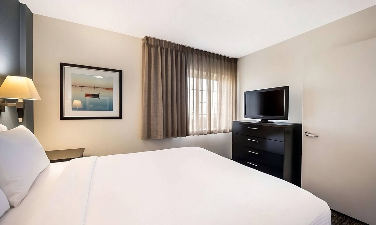 Troy Hotel | Affordability Meets Comfort! 3 Great Units, Near Leo Burnett Greenspace