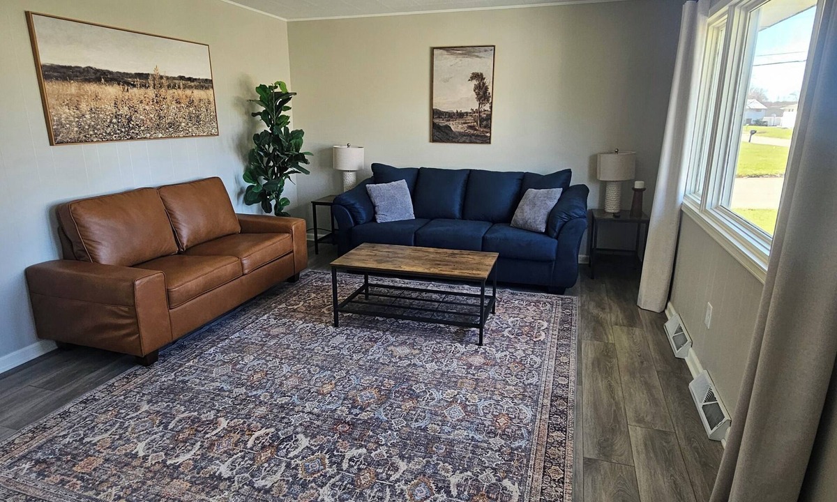 Warren House | Amazing 5-bedroom house with huge deck on corner lot