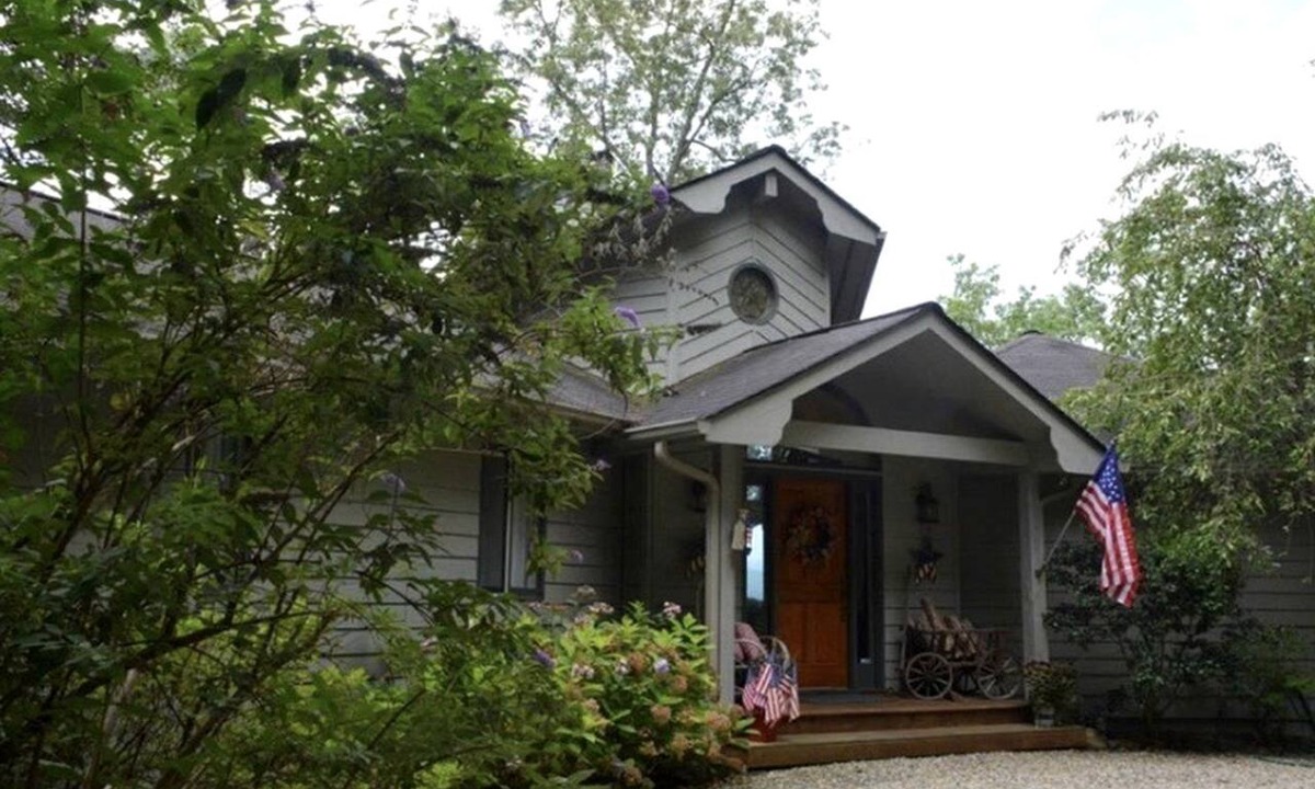 Santeetlah Cottage | Amazing Cottage with Fire Pit and Hot-tub in Lake Santeetlah, North Carolina