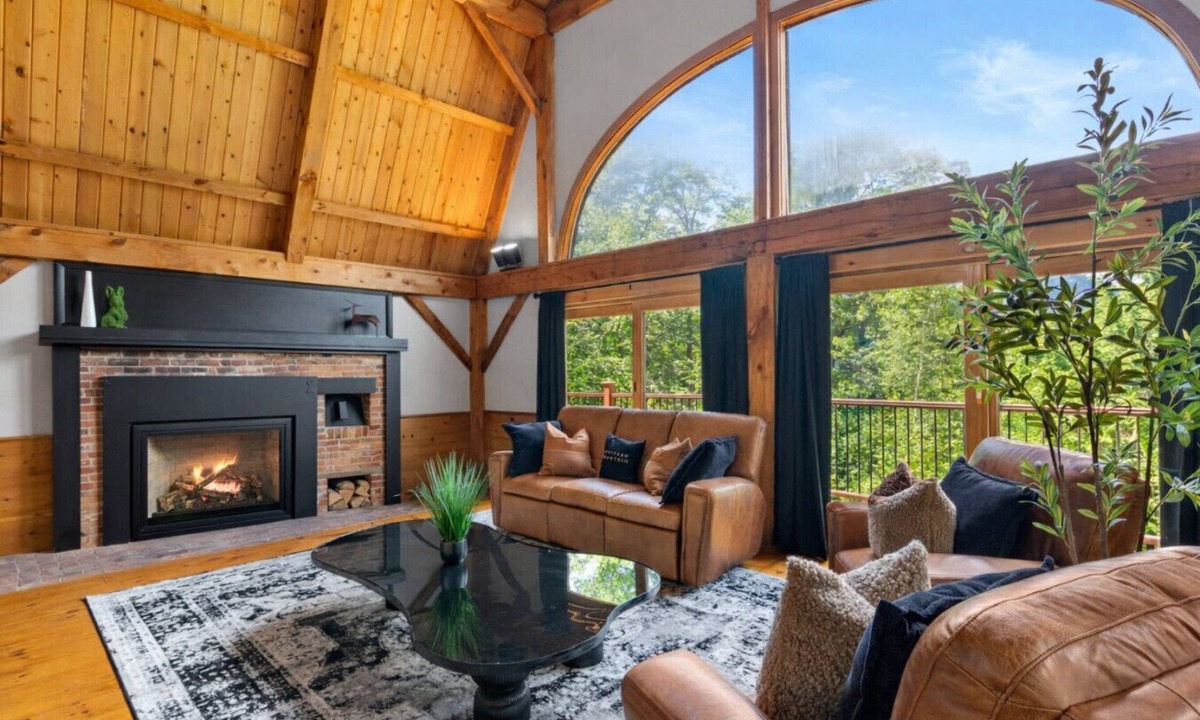 Bartlett House | Artisan Timber Retreat w/Unique Touches|Hot tub