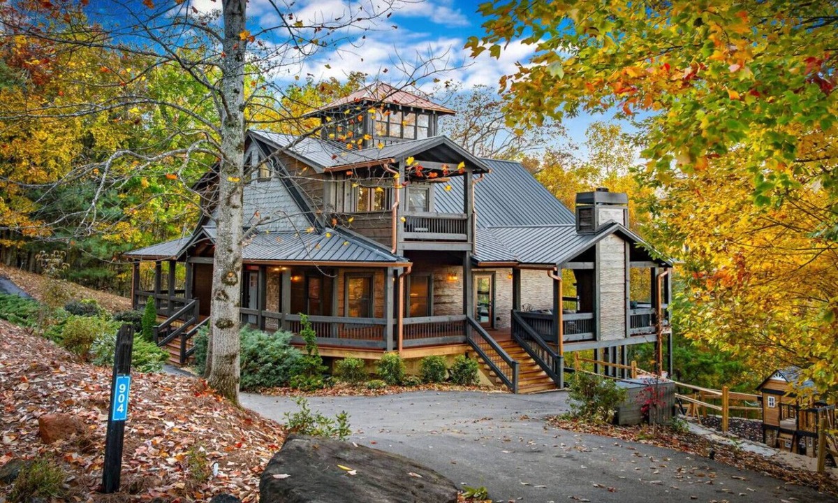 Raccoon Ridge Cabin | Aska Adventure | Mtn Views | Hot Tub | Playground