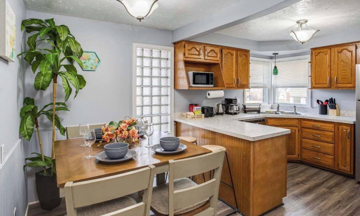 Rochester House | Astonishing Home Mins Away Airport Dwtn UofR andRIT
