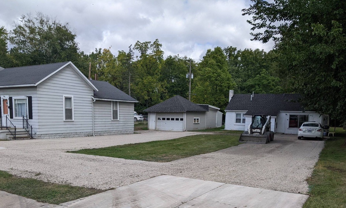 Dundee Cottage | Aunt Rose's Place 1 BR Cottage on the Raisin River in Dundee, MI