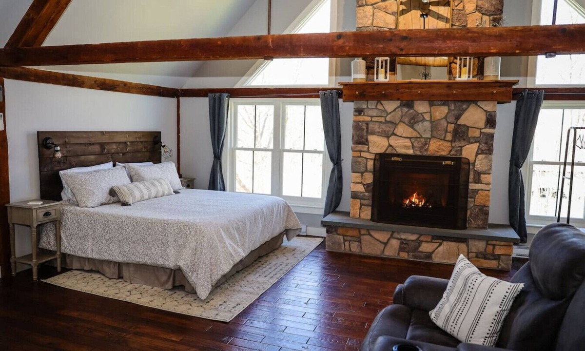 Bridgton Condo | Barn on Pleasant-walk to Highland beach & town
