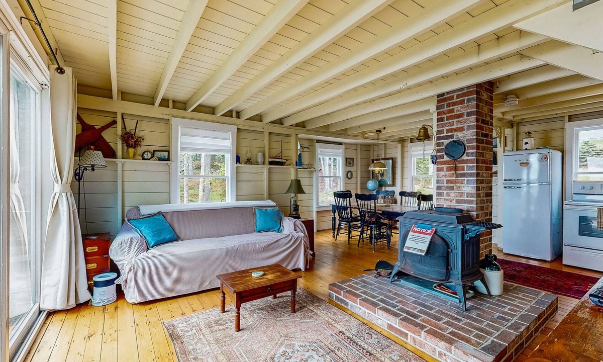 Boothbay Harbor Cabin | Bayfront cottage with fantastic views & minutes to downtown - Dog-friendly