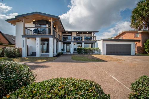 Bay Area House | Beachfront Bliss with Panoramic Ocean Views Sleeps 33