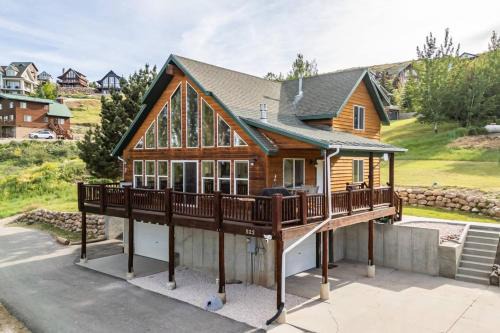 Harbor Village House | Beary Chill Cabin with Fire Pit