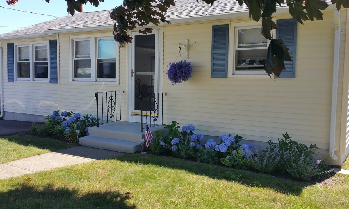 Narragansett Cottage | Beautiful 2-bedroom cottage in Narragansett perfect for relaxing stays