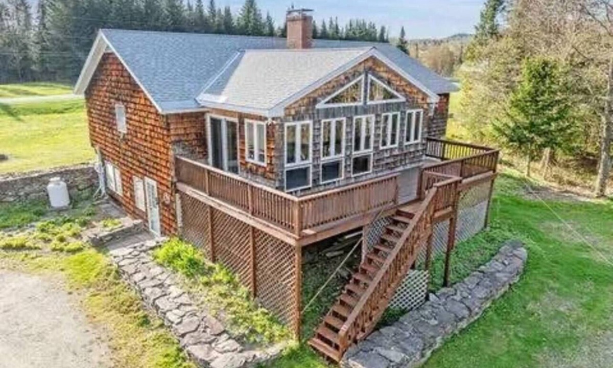 Pittsburg House | Beautiful 4-bedroom house in Pittsburg perfect for your four-seasons getaway
