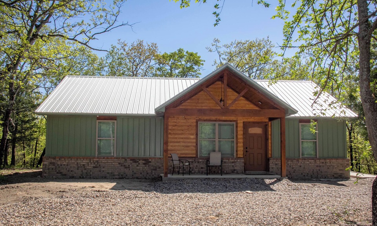 Carlisle Cabin | Beautiful Cabin with View of Private Lake, Hot Tub, Fire Pit & Outdoor Swings!