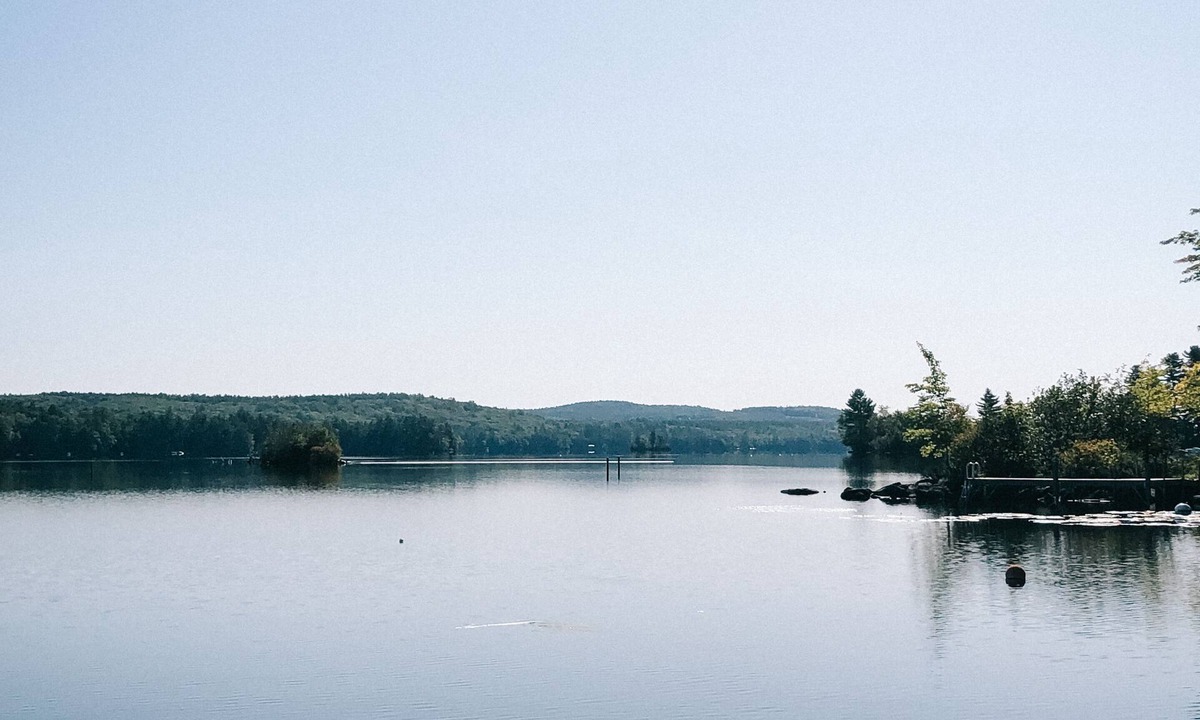 Bridgton House | Beautiful Lakefront Retreat on Long Lake – Sleeps 11