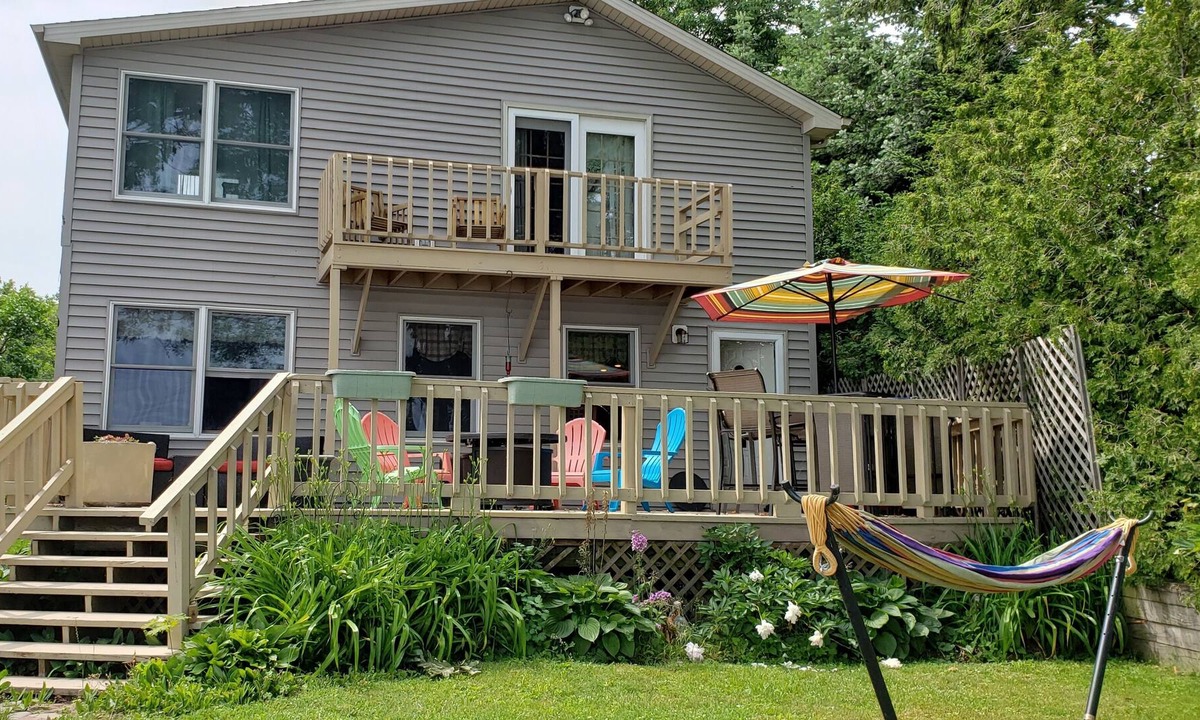 Niagara County House | Beautiful Lakefront Home with amazing sunsets
