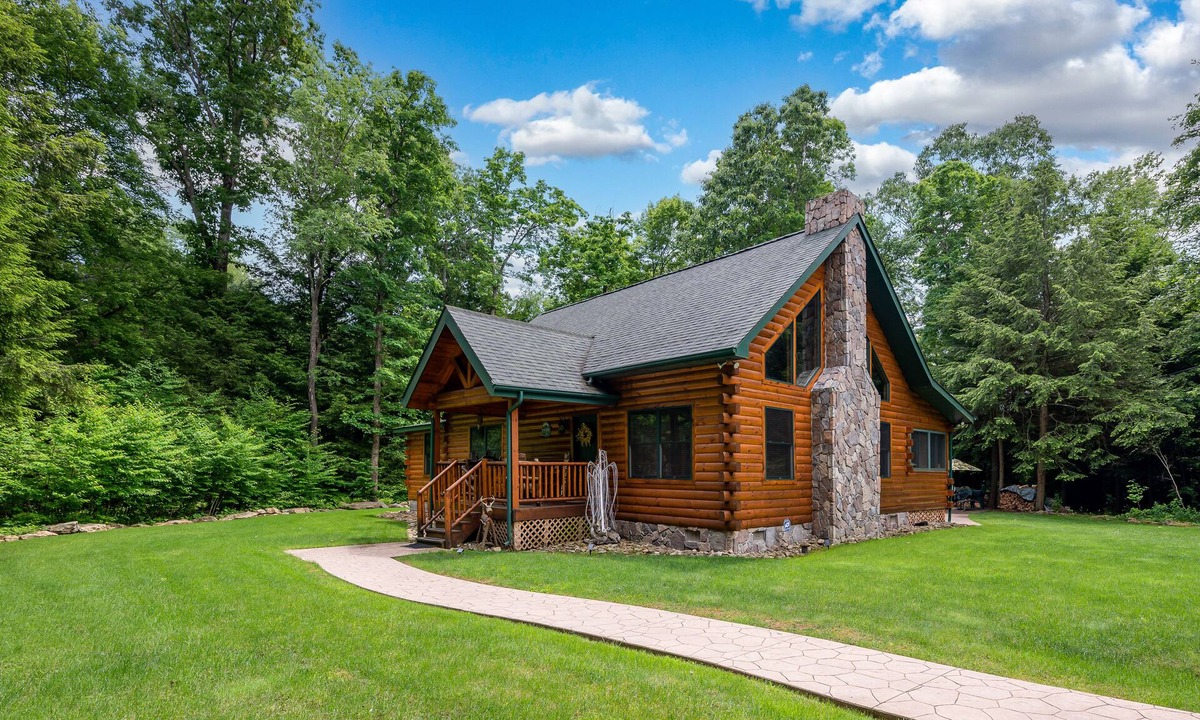 Turkey City Cabin | Beautiful Log Cabin on 17 Acres in NW Pennsylvania w/large game room.