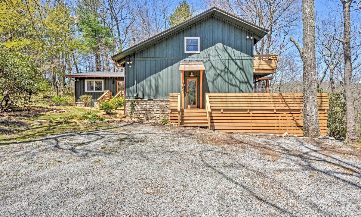 Highlands Cabin | Beautiful Mountain Cabin next to Glen Falls!