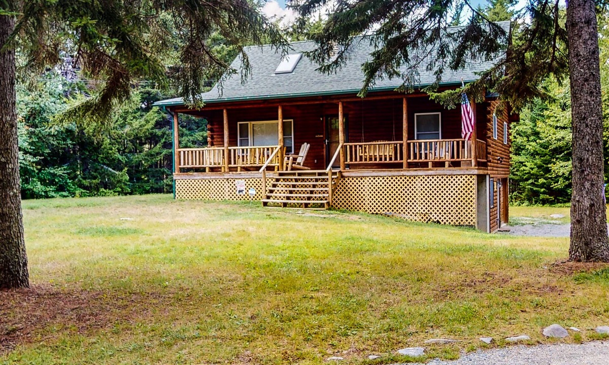 Trenton Cabin | Beautiful, relaxing log cabin with firepit, fast WiFi, and washer/dryer