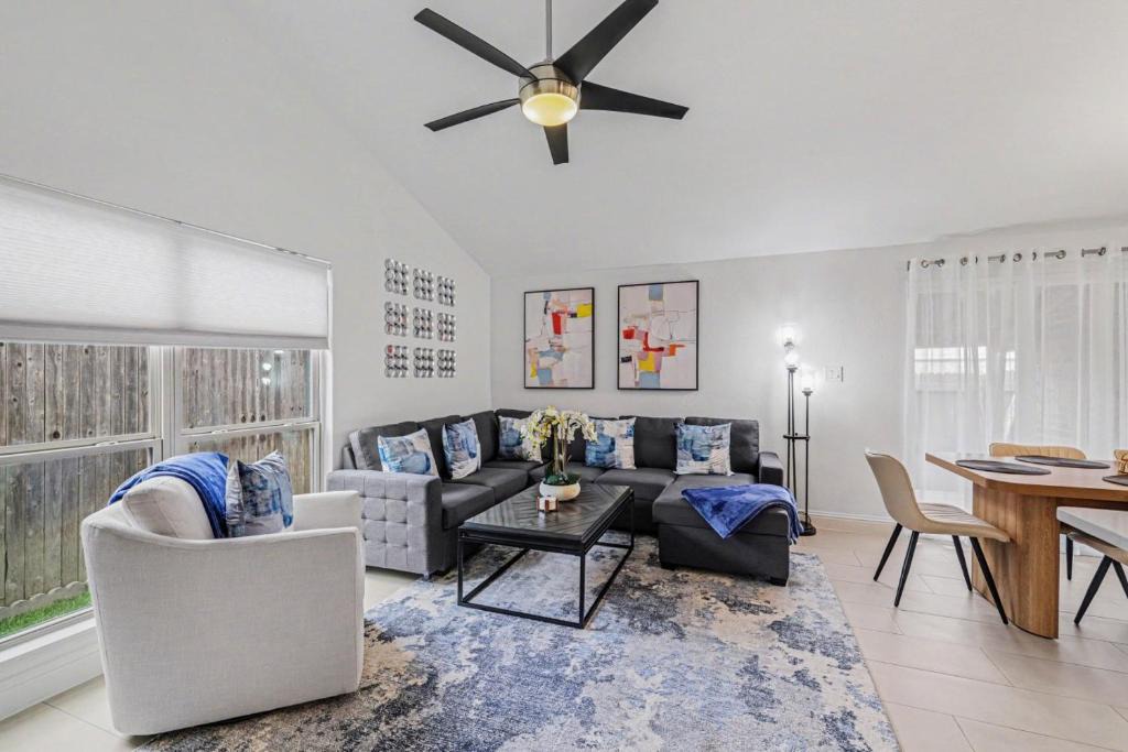 The Colony House | Beautiful updated home in the heart of The Colony