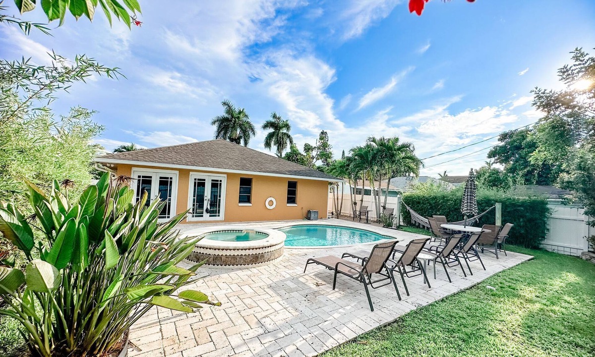 Naples Park House | Beautiful Updated Home w/heated pool/spa - 5 min from the beach
