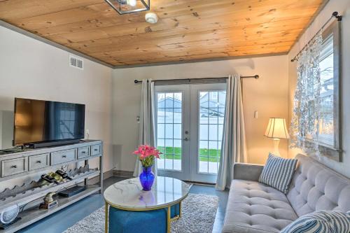 Bemus Point Apartment | Bemus Point Vintage Suite w/Soaking Tub & Kitchen