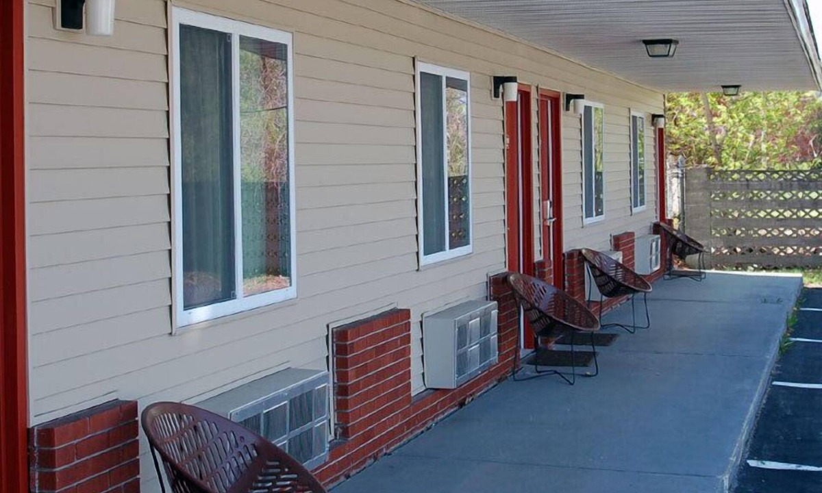 South Glens Falls Hotel | BLUE SKY INN Glens Falls-Saratoga-Lake George