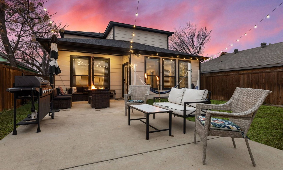 West Dallas House | BOOK TODAY! King Bed with Hot Tub, FirePit, BBQ, Large yard