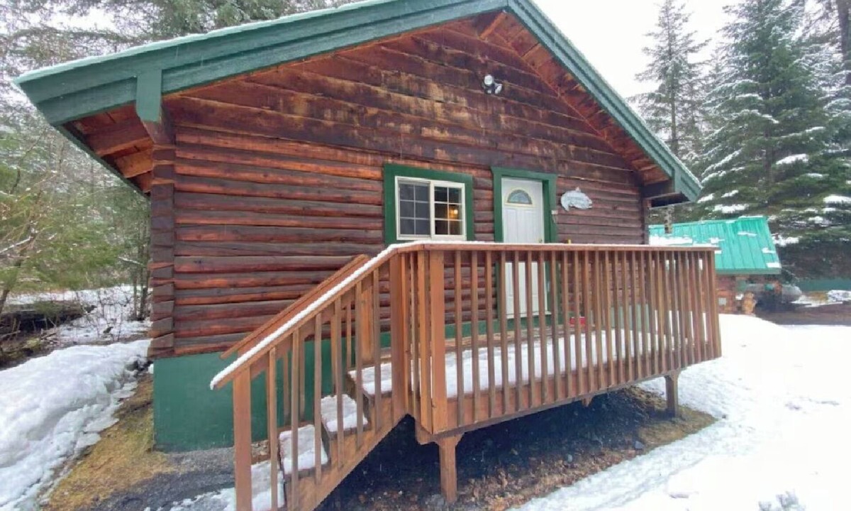 Bear Creek Cabin | Box Canyon Cabin "Fisherman's Cabin" - 3 bed, WIFI