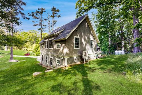Boothbay House | Brand new guest apartment with furnished deck, fast WIFI, dock, & water views
