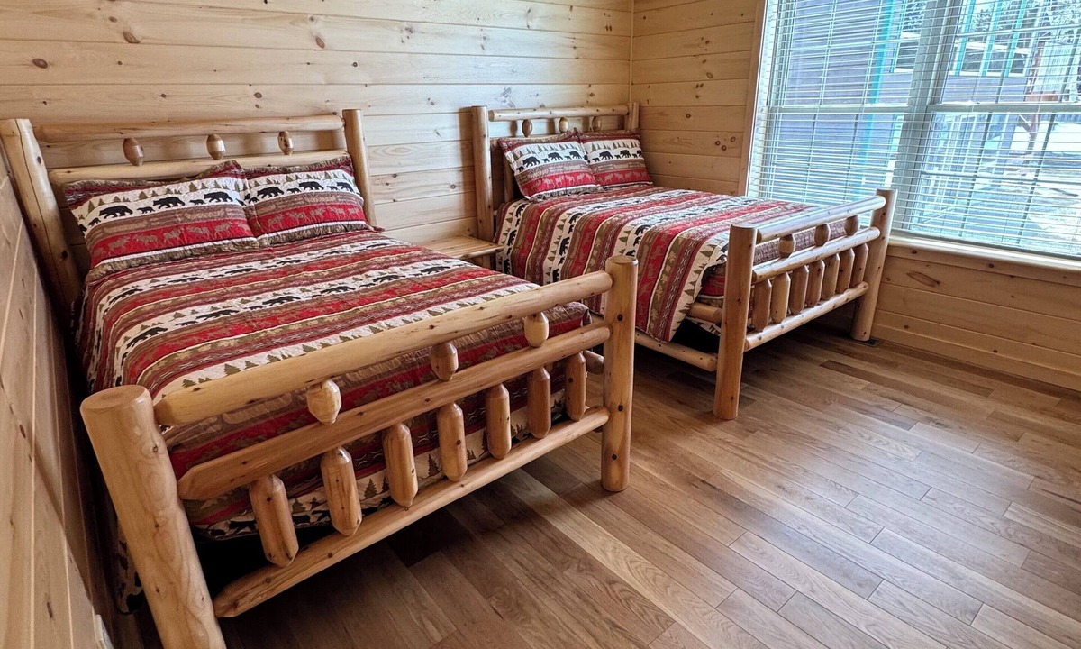 Inlet Cabin | BRAND-NEW LAKEFRONT LODGE Black Bear Lodges - The Bear's Lair Lodge