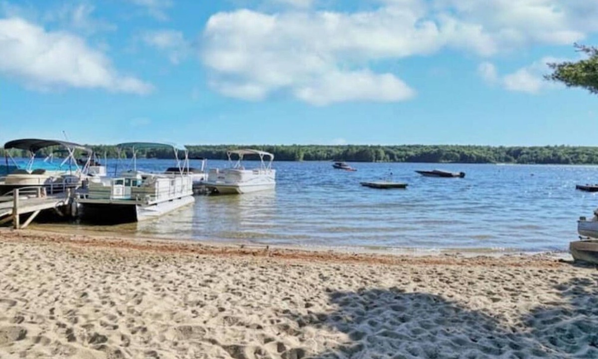 North Windham House | Bright and Peaceful 6 Bedroom Home on Sebago Lake