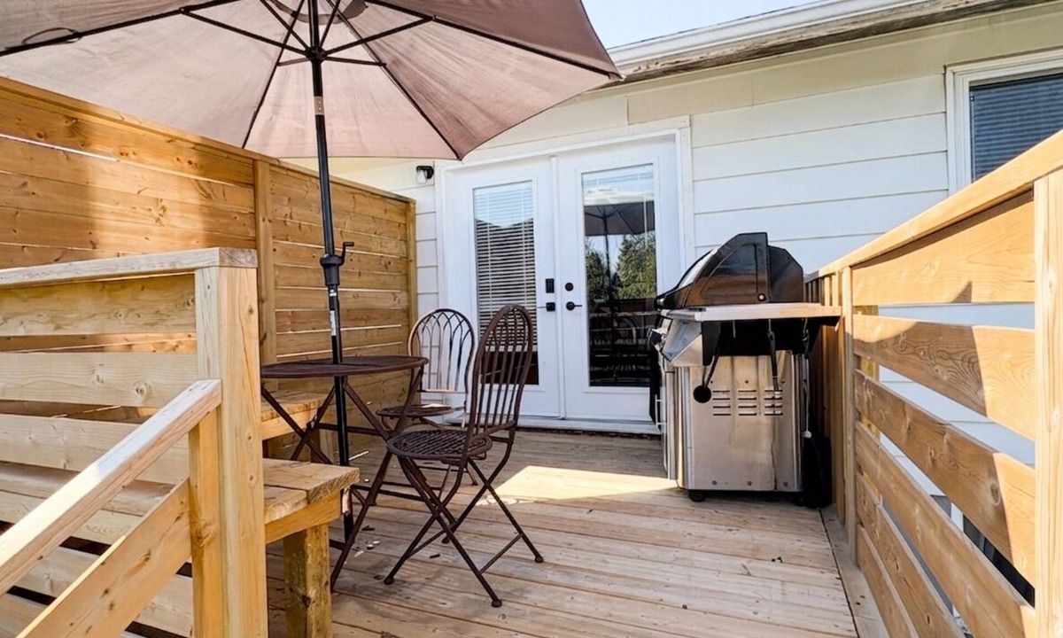 Grantham House | Bright Designer 2BR Bungalow - Private Deck & Yard