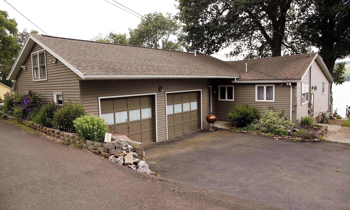 Dundee Cabin | Bring the whole family to this great place with lots of room for fun.