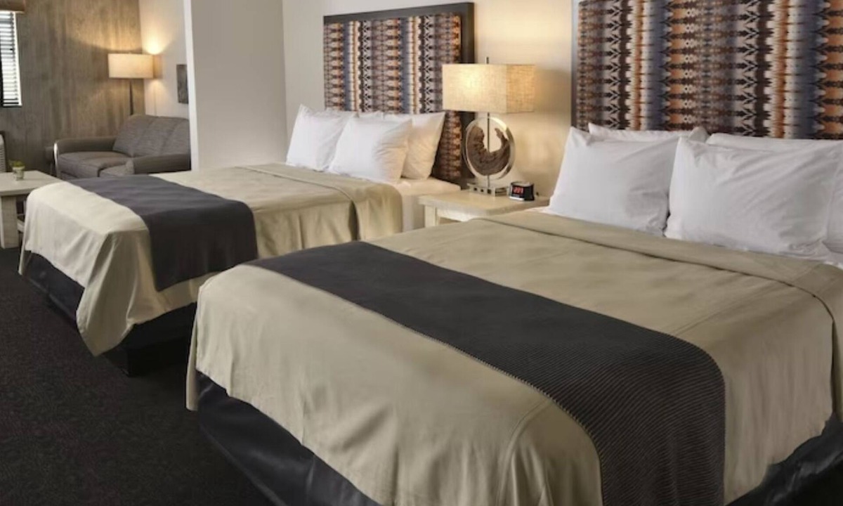 Broken Arrow Hotel | Broken Arrow Charmer: Steps from Top City Attractions! On-site Pool