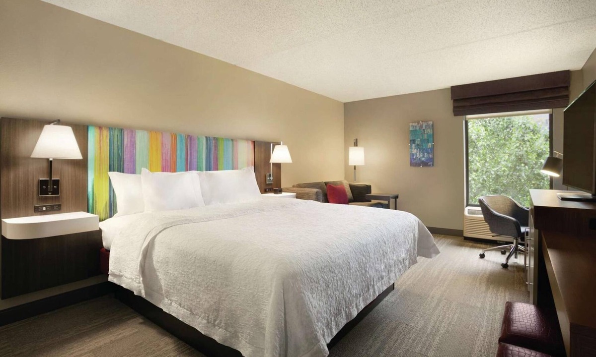 US 290 Hotel | Brookhollow Accommodation near Local Restaurants | Pets Allowed | Free Parking