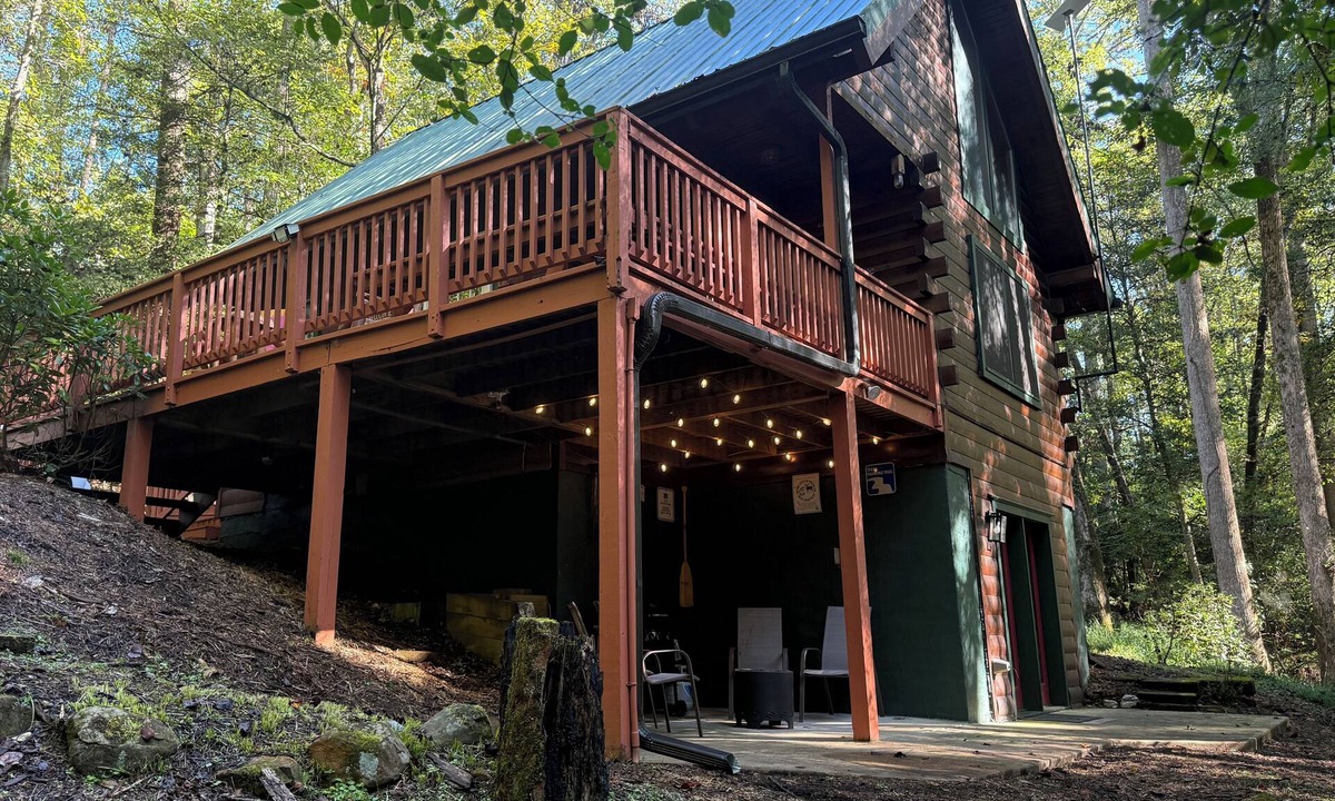 Ellijay Cabin | Budget friendly! Dog friendly ! 2 bdrm, 2 ba log cabin. Hot Tub, wifi !