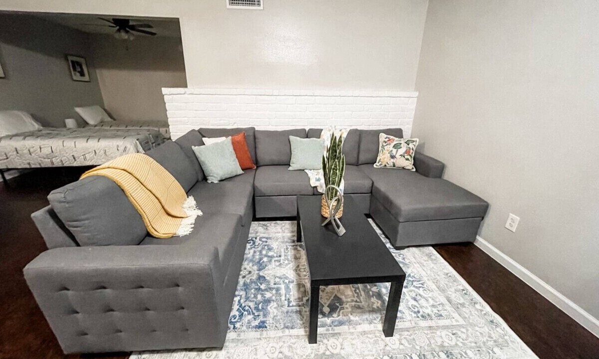 Central City Apartment | Budget Stay - Minutes to Dining, Beach & Downtown