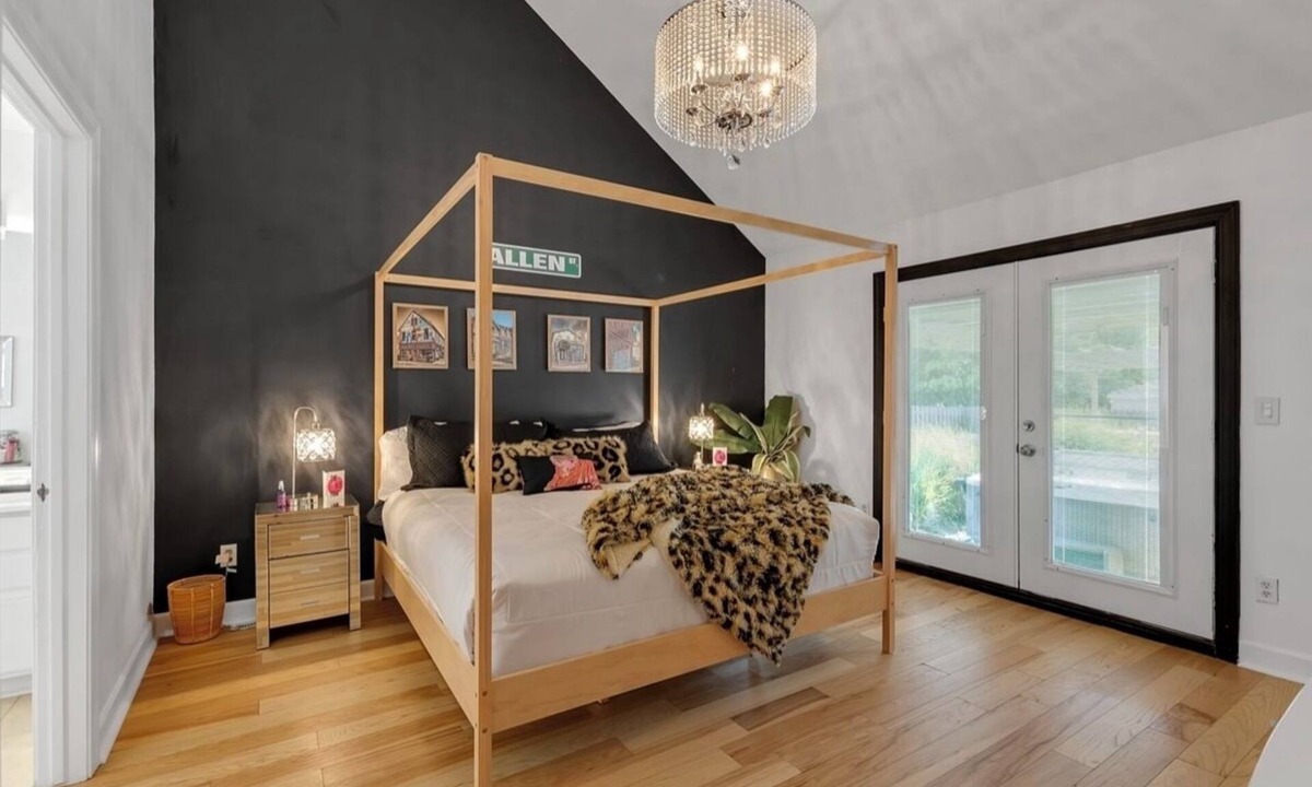 Blasdell House | Buffalo House on Brompton, Steps to New Highmark Stadium! Bills Fan Fantasy!