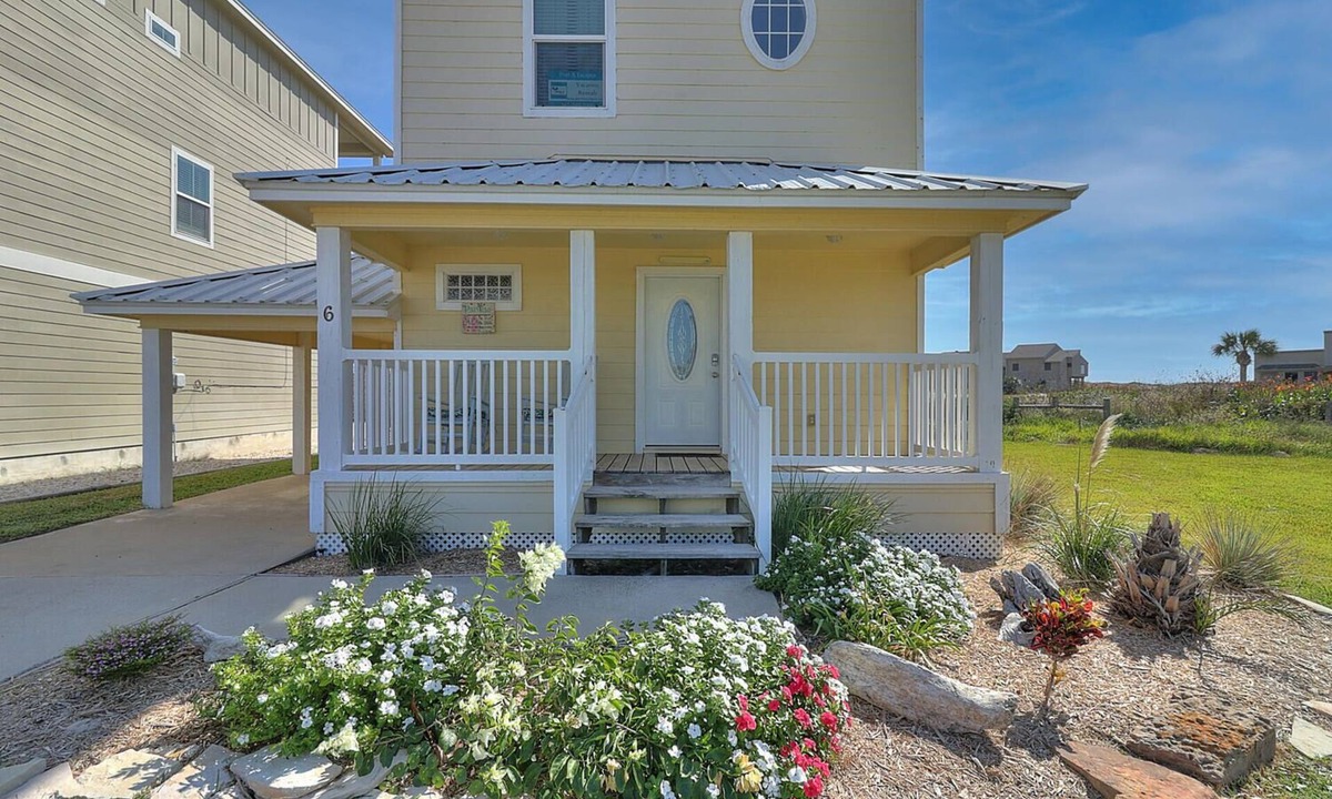 Bella Vista House | Buttercup Cottage is so cute and cozy. Close to the beach, and community pool. J
