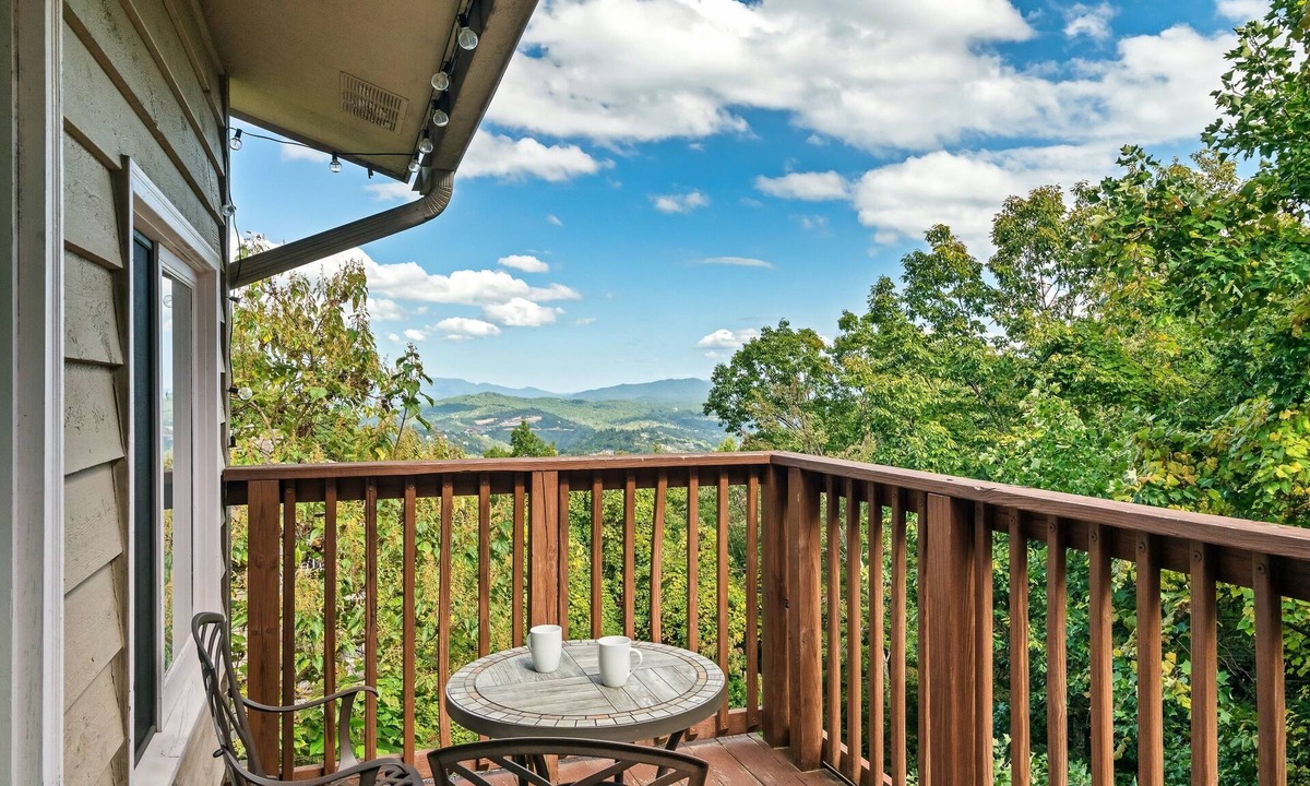 Chalet Village Cabin | Cabin w/Mnt Views! Community Pools/Arcades/Foosball/Pool Table/Hot Tub