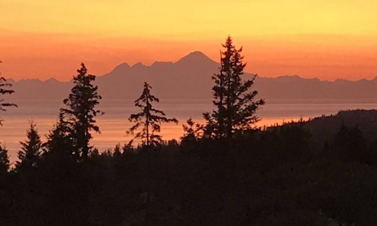 Diamond Ridge Cabin | Cabin with a Volcano Vista