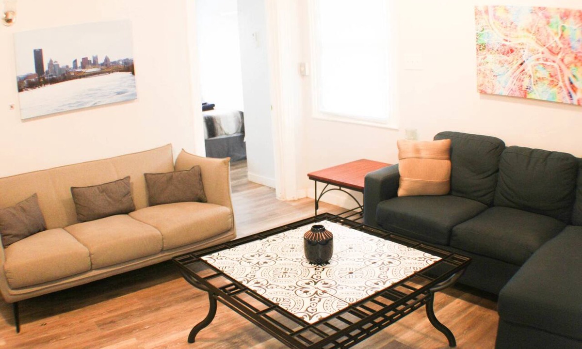 Marshall-Shadeland Apartment | California Ave Quarters-2 Bedroom w/Easy Parking!
