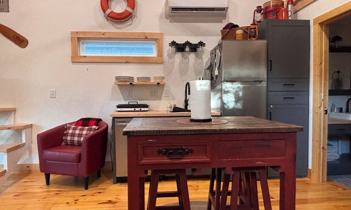 Eagle Rock Cabin | Camptown Cabin screened porch, fire pit Lake SIDE! Walk down to water and SWIM!