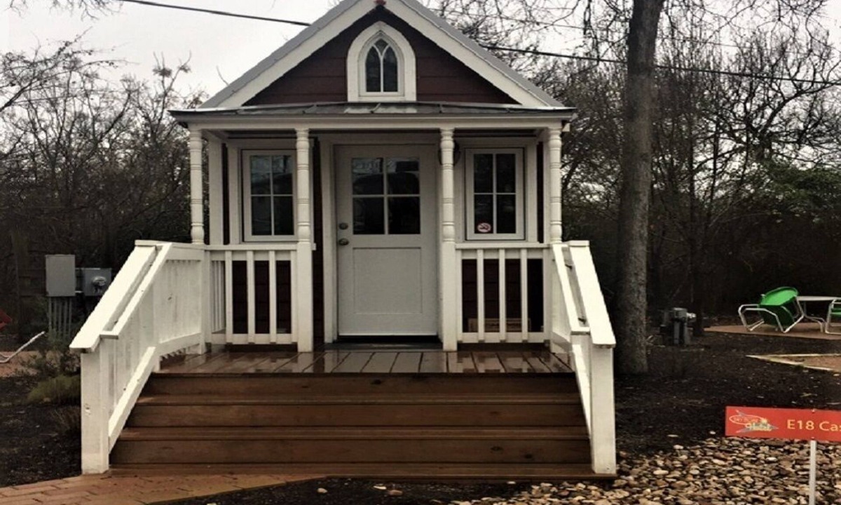 Willis Cabin | Casa Rosa Waterfront Tiny Home Lake Conroe Retreat Beautiful Sunsets