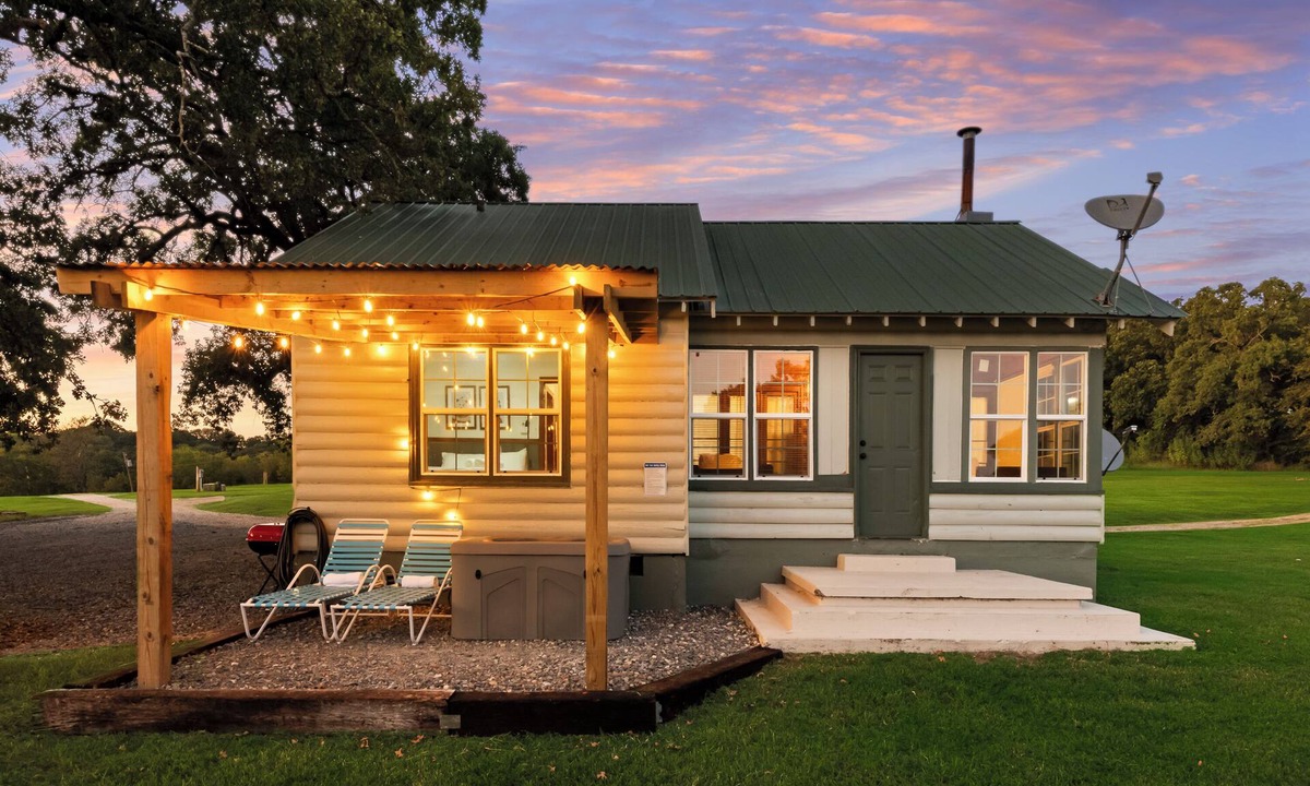 Madill Cabin | Cedar Nest- LAKEFRONT Cabin retreat with a Jacuzzi in Texoma Shores Resort