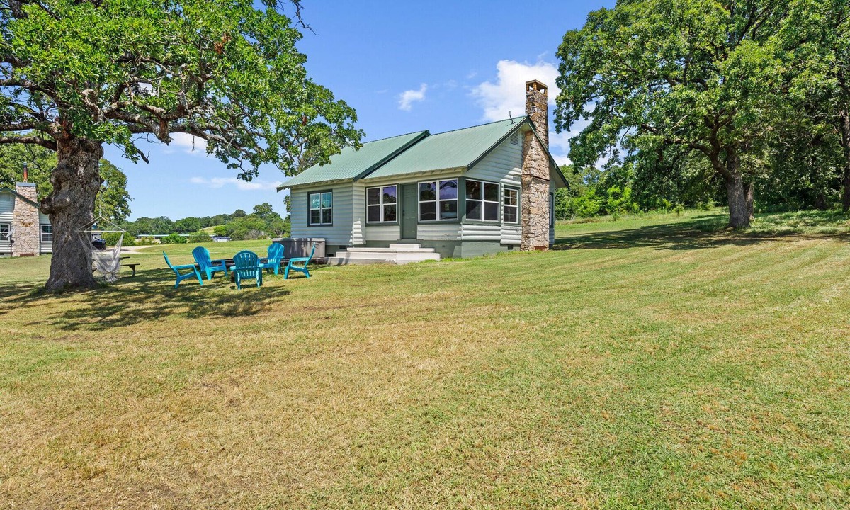 Madill Cabin | Cedar Nest- LAKEFRONT Cabin retreat with a Jacuzzi in Texoma Shores Resort