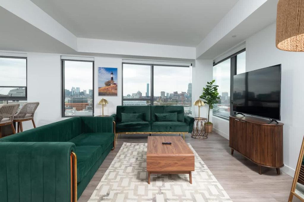 Central Square House | Central Upscale 2BR Condo wGym Office & Parking