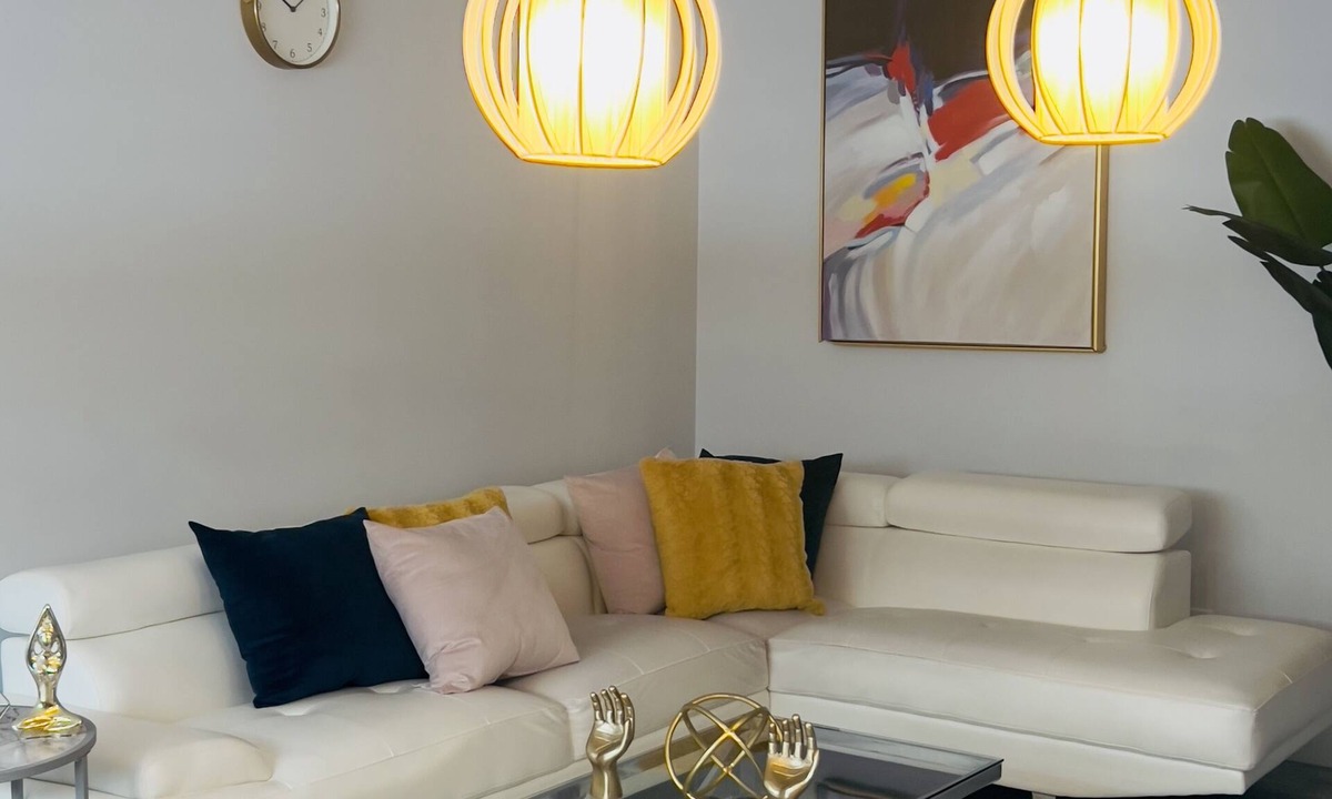Old Strathcona Apartment | ✨ Centrally Located ⭐️Downtown⭐️Very Spacious ⭐️Wifi ⭐️Smart Tv✨Free Parking✨