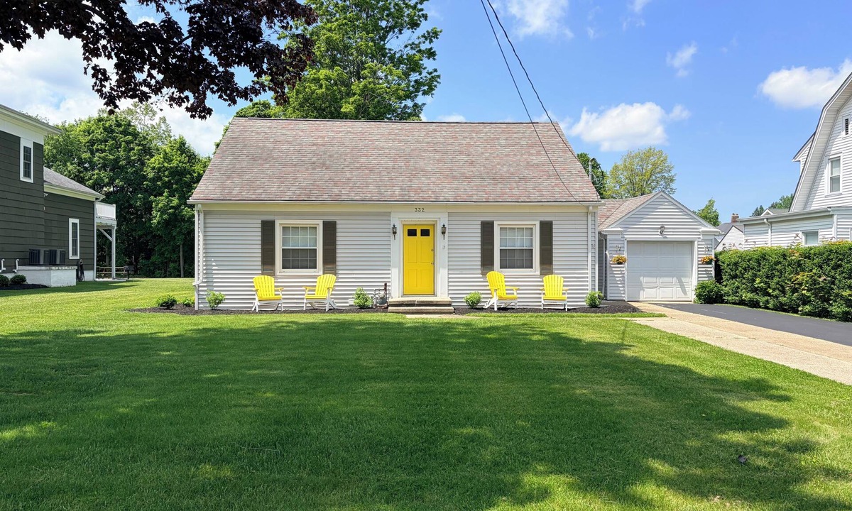 Geneva House | Centrally located local wineries, GOTL, and Spire. Walk to winery, coffeehouse