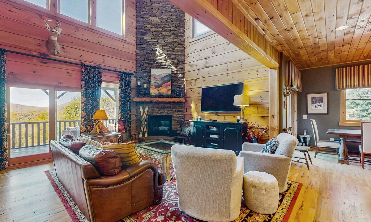Seven Devils Cabin | Centrally located upscale cabin with mountain views, pool table & dog-friendly!