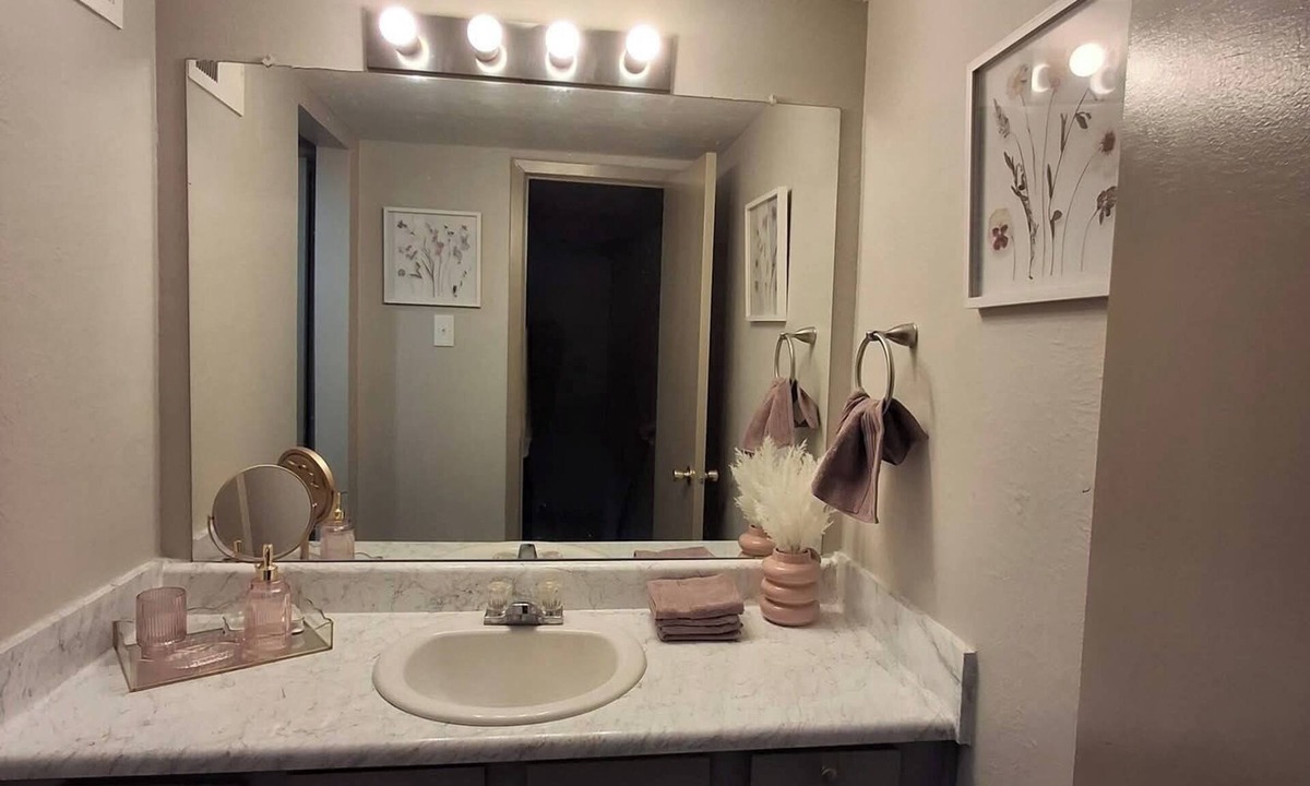 Dallas House | Charming 1-bedroom townhome with AC in vibrant Dallas